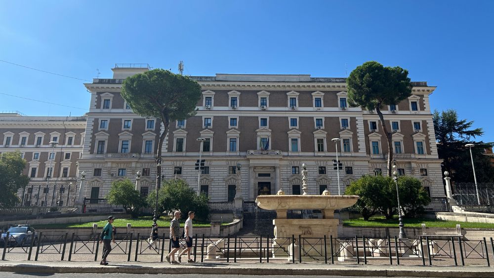 昼間のローマ市内の街並みと観光客でにぎわう安全な雰囲気