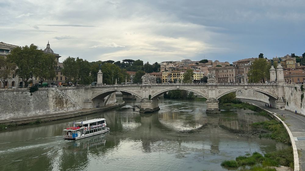 夕方のローマ市内の美しい街並みと歴史的な建物の風景