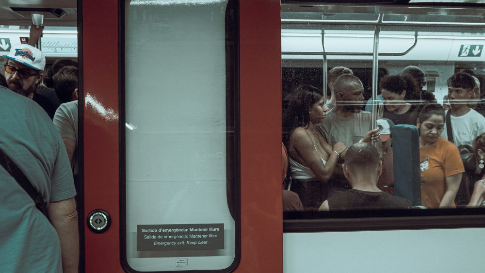 夜23時以降のローマ地下鉄の混雑した車内と治安の雰囲気