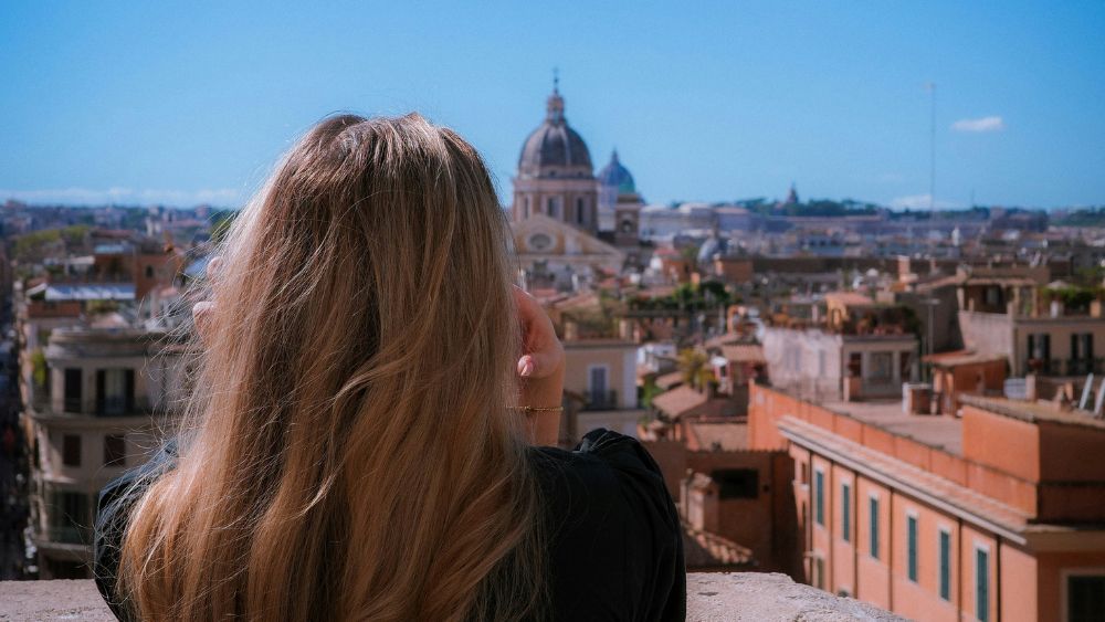 ローマの街を一人で歩く女性の昼間の様子と街の雰囲気
