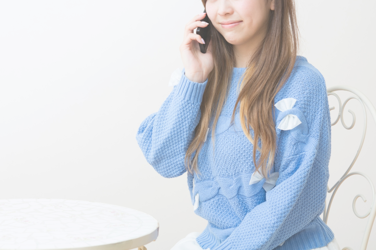 A person making a phone call before going to a restaurant